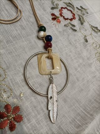 Collana con ciondolo piuma e perline