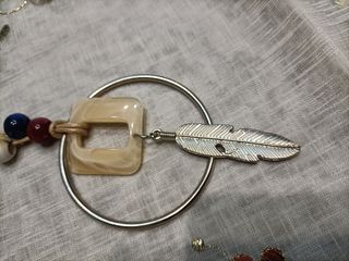 Collana con ciondolo piuma e perline