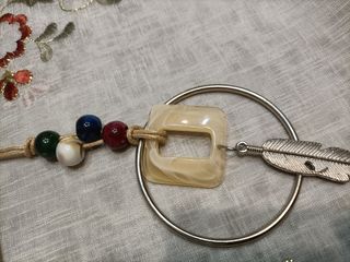 Collana con ciondolo piuma e perline