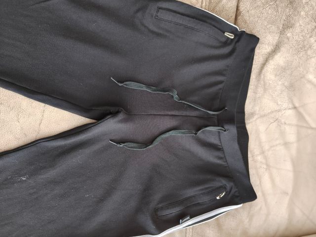 Pantalón de chándal negro con cordones