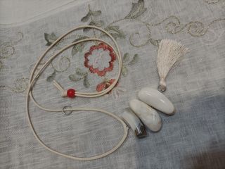 Collana con pietre e nappa