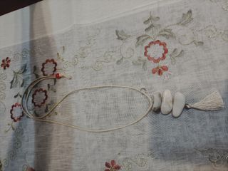 Collana con pietre e nappa