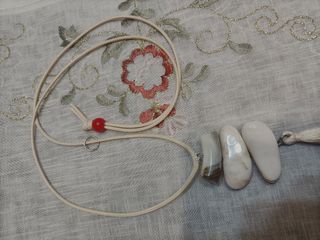 Collana con pietre e nappa