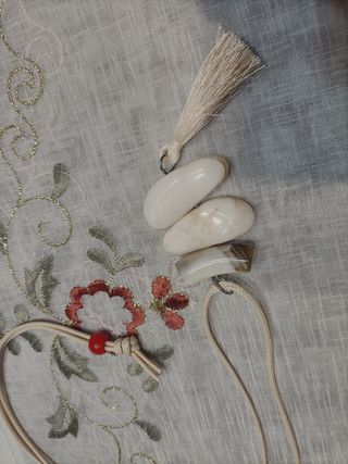 Collana con pietre e nappa