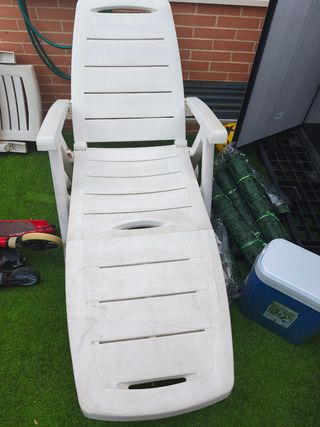 Tumbona plegable blanca de plástico