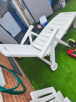 Tumbona plegable blanca de plástico