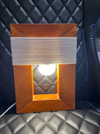 Lámpara de mesa de madera y tela