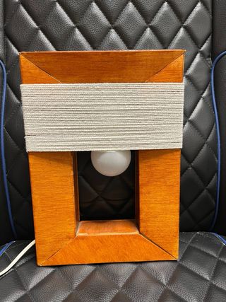 Lámpara de mesa de madera y tela