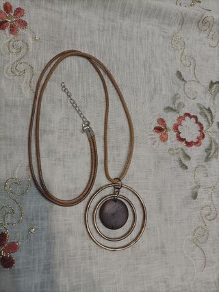 Collana con cerchi dorati e pendente in legno