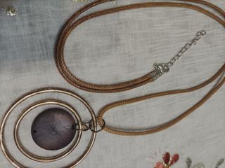 Collana con cerchi dorati e pendente in legno
