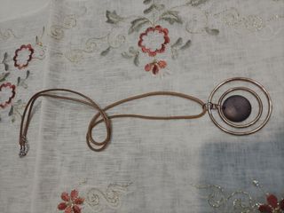 Collana con cerchi dorati e pendente in legno