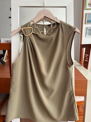 Blusa Zara Caqui con Detalle Dorado