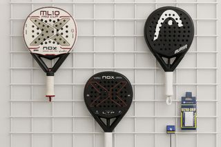 Soporte con gancho para palas pádel en rejilla.