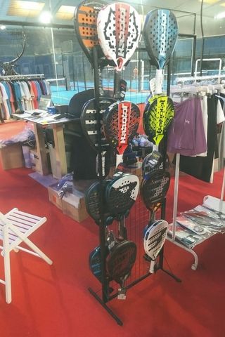 Soporte con gancho para palas pádel en rejilla.