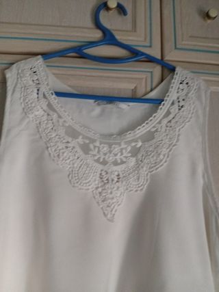 Blusita blanca con encaje