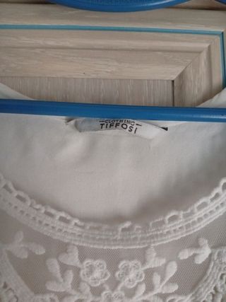 Blusita blanca con encaje