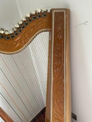Arpa de madera tallada