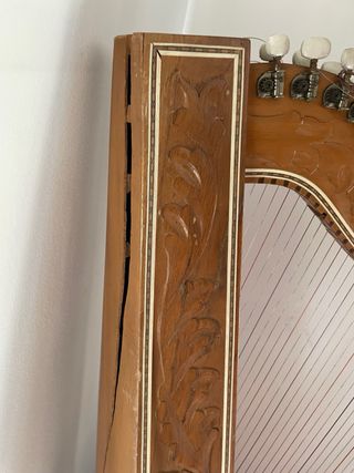 Arpa de madera tallada