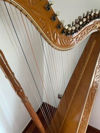 Arpa de madera tallada