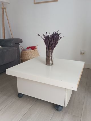 Mesa de centro blanca de madera con ruedas