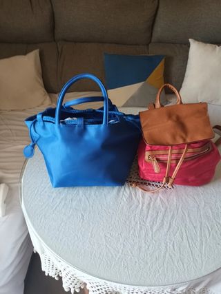 Bolso azul y bolso rosa