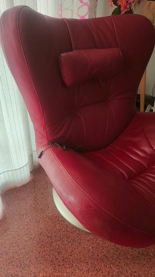 Butaca de piel rojo oscuro