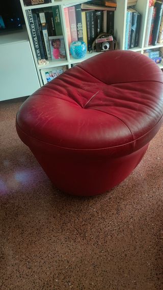 Butaca de piel rojo oscuro