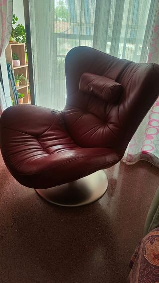 Butaca de piel rojo oscuro