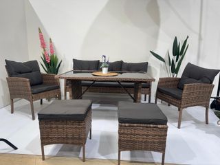 Conjunto de jardín en ratán con mesa de cristal