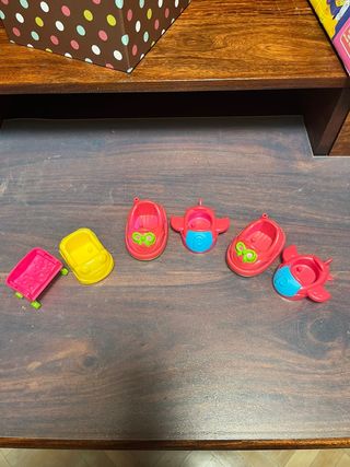 Juguetes varios: coche, avión, carrito de Pinypon