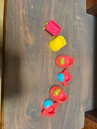 Juguetes varios: coche, avión, carrito de Pinypon