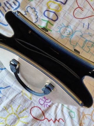 Bolso de mano dorado y blanco