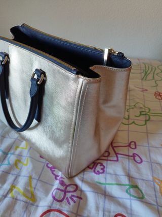 Bolso de mano dorado y blanco