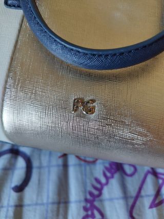 Bolso de mano dorado y blanco