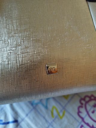 Bolso de mano dorado y blanco