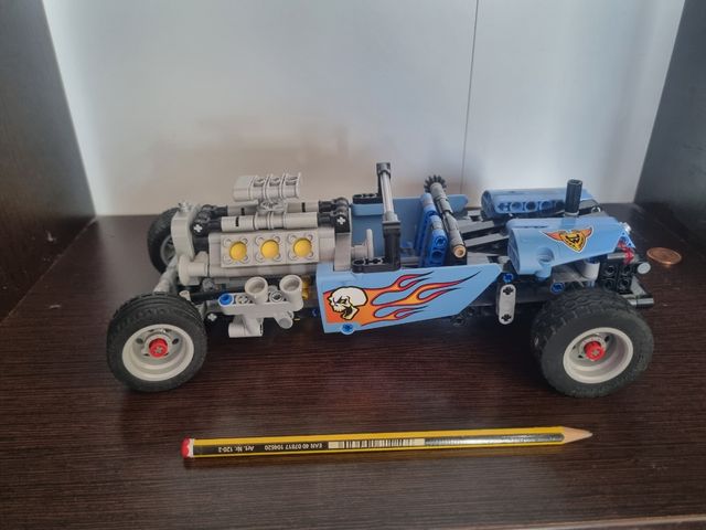 Lego Technic Hot Rod con Motor V8 42022