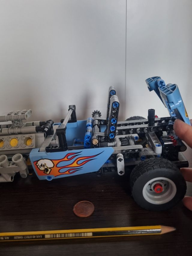 Lego Technic Hot Rod con Motor V8 42022