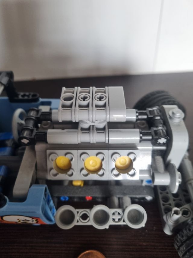 Lego Technic Hot Rod con Motor V8 42022