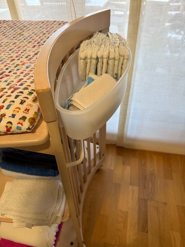 Cambiador de bebé con accesorios