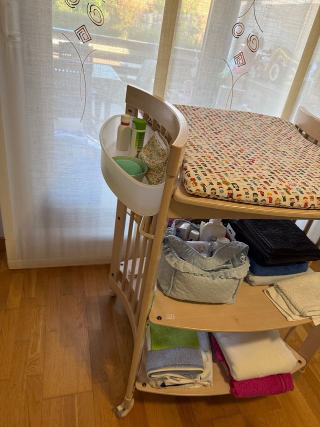 Cambiador de bebé con accesorios