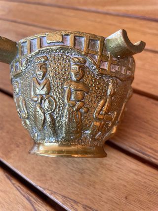 Cenicero de bronce con relieves