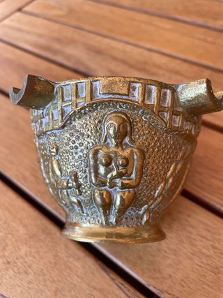 Cenicero de bronce con relieves