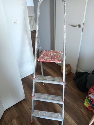 Escalera de metal plegable solo hay q quitar manch