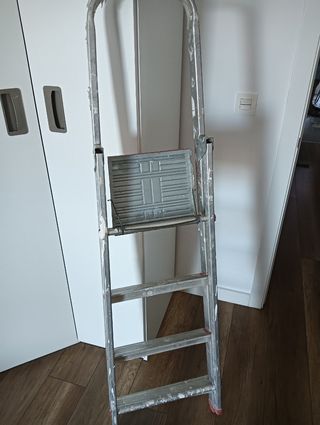 Escalera de metal plegable solo hay q quitar manch