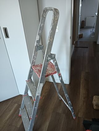 Escalera de metal plegable solo hay q quitar manch
