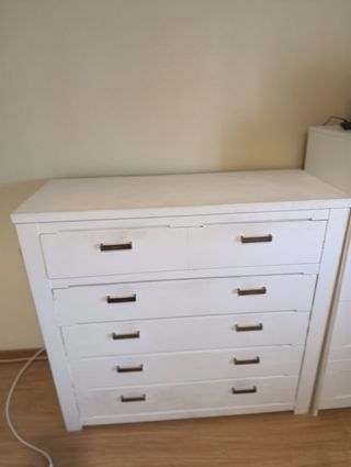 Cómoda de madera blanca