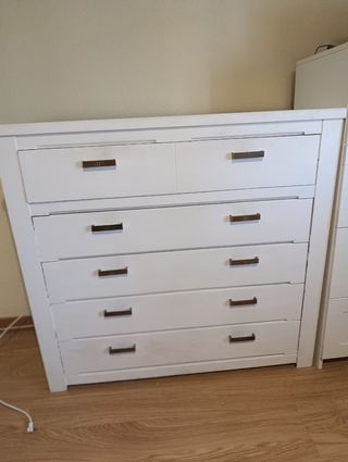 Cómoda de madera blanca