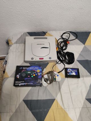 Sega Saturn Blanca + Mando Retro-Bit + Juego