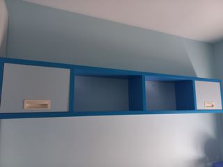 Estantería IKEA azul oscuro y claro de madera 
