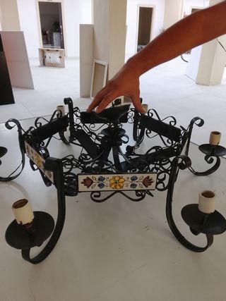 Lámpara forjada a mano con azulejo